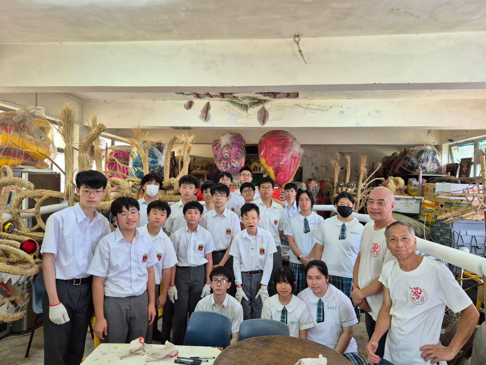 中四級中史科同學今天下午到薄扶林村進行火龍紮作體驗,認識香港非物質文化遺產