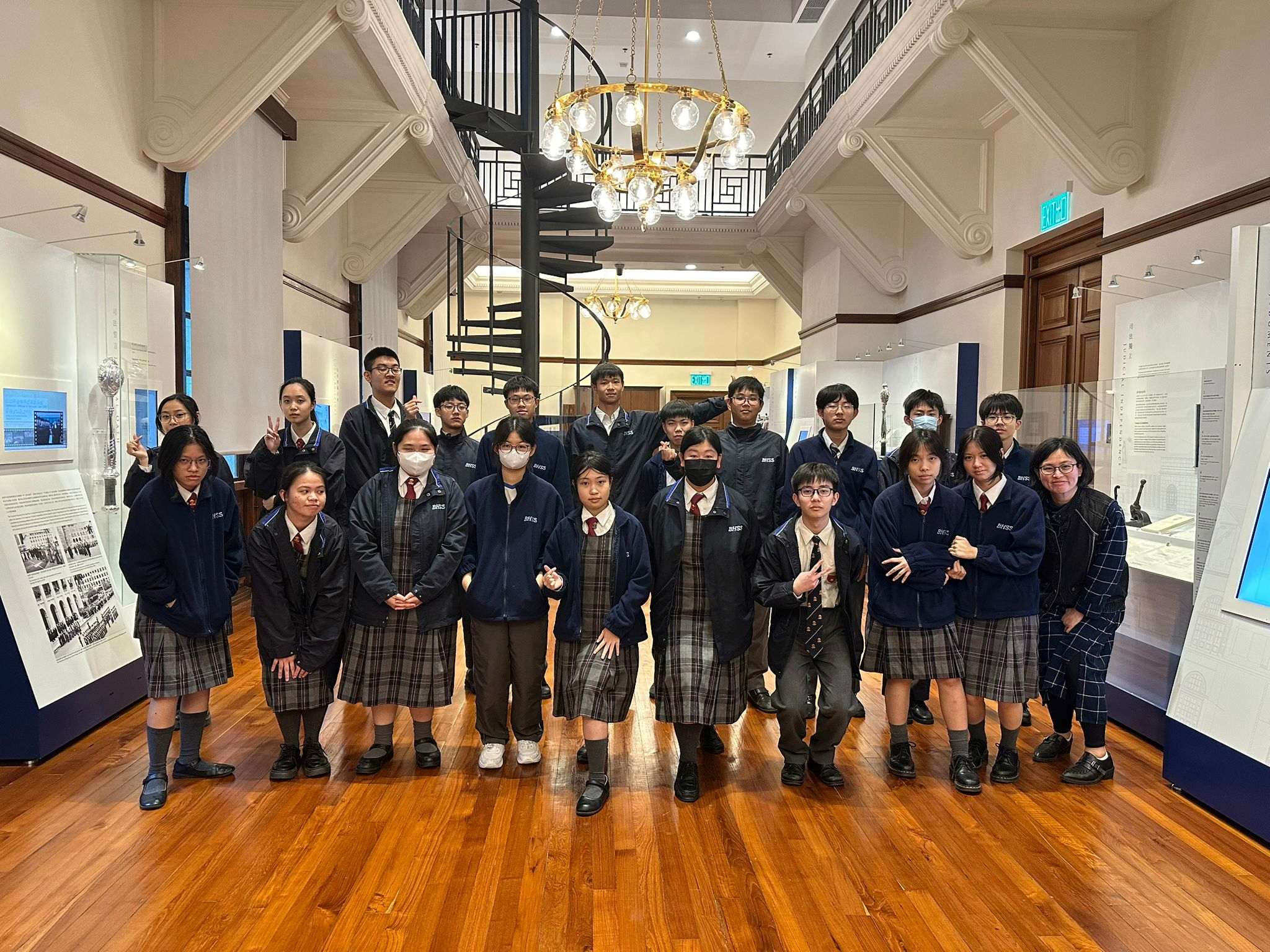 本校早前獲現代教育研究社的邀請，與來自新加坡的同事分享人工智能於數學及科學教學的應用。 