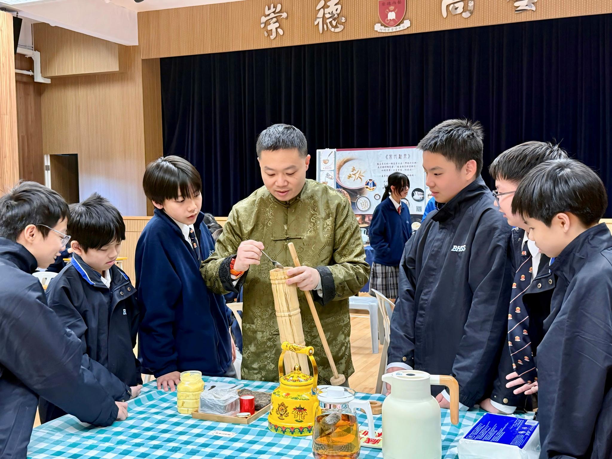 本校邀請中國國際茶藝會會長廖子芳教授，親臨本校舉行茶文化工作坊。透過茶藝示範、茶湯沖泡、茗茶品鑒、點茶技法及茶禮實踐等體驗，讓學生感受茶藝樂趣，學習中國傳統文化。