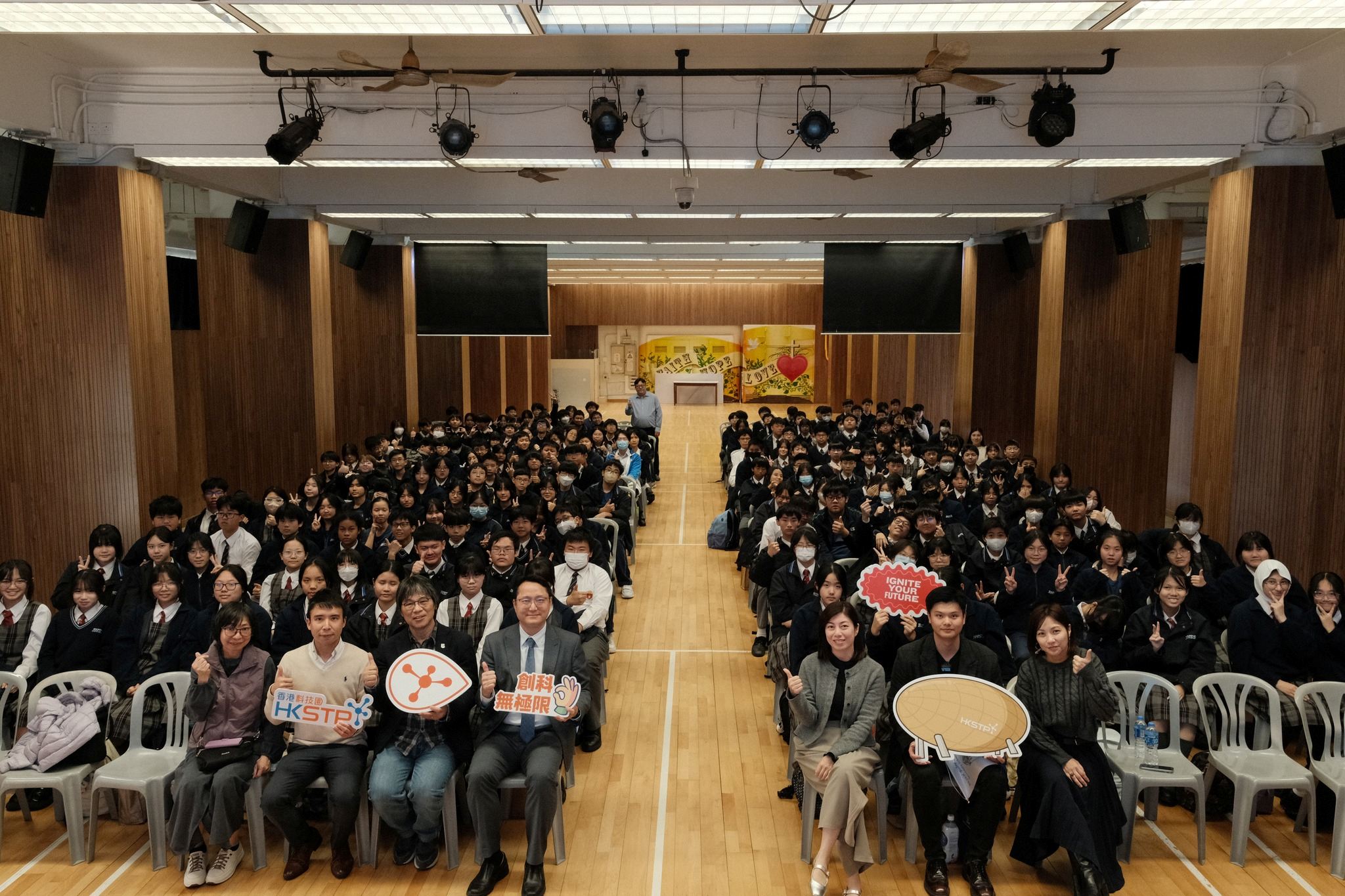 為了啟發同學對STEAM的興趣，本校與「香港科技園公司」合辦「少年創科探索家」校訪講座