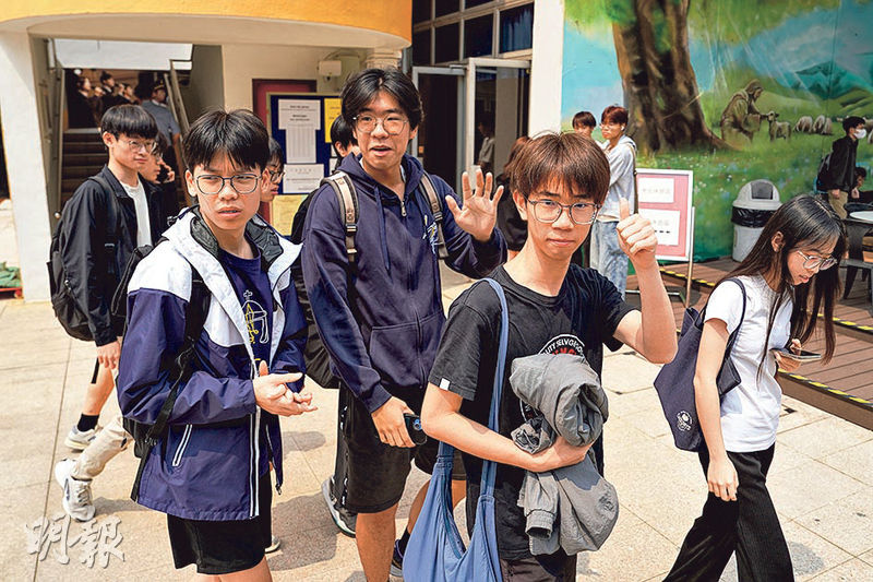 本校公民與社會發展科老師日前接受《明報》專訪