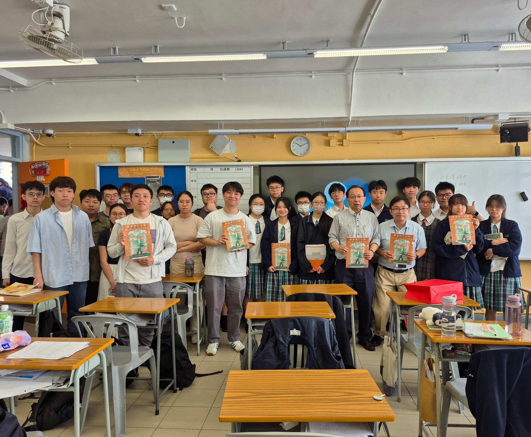 香港樹仁大學歷史學系客席助理教授陳志華老師帶領一班大學四年級同學光臨敝校