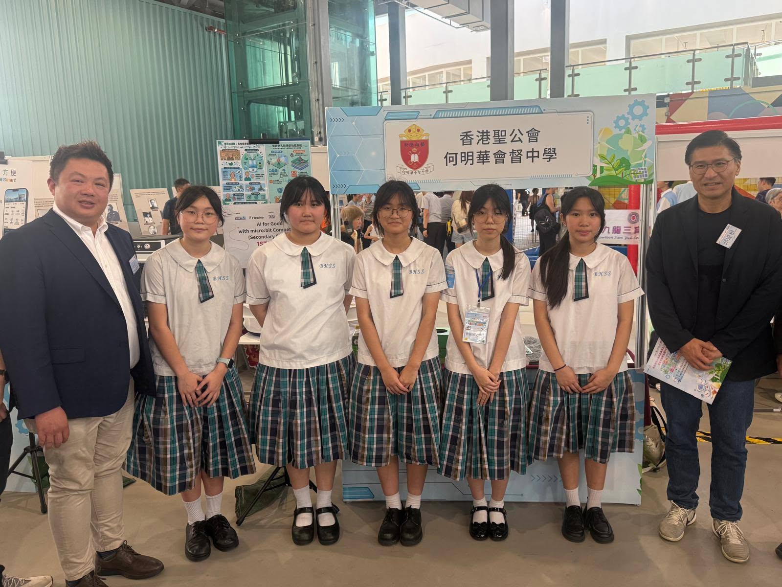 本校同學參加「Tech出新天地——香港青少年科技創新普及計劃」啟動禮，在互動攤位展示科技學習成果，向大眾介紹用心研發的作品。
