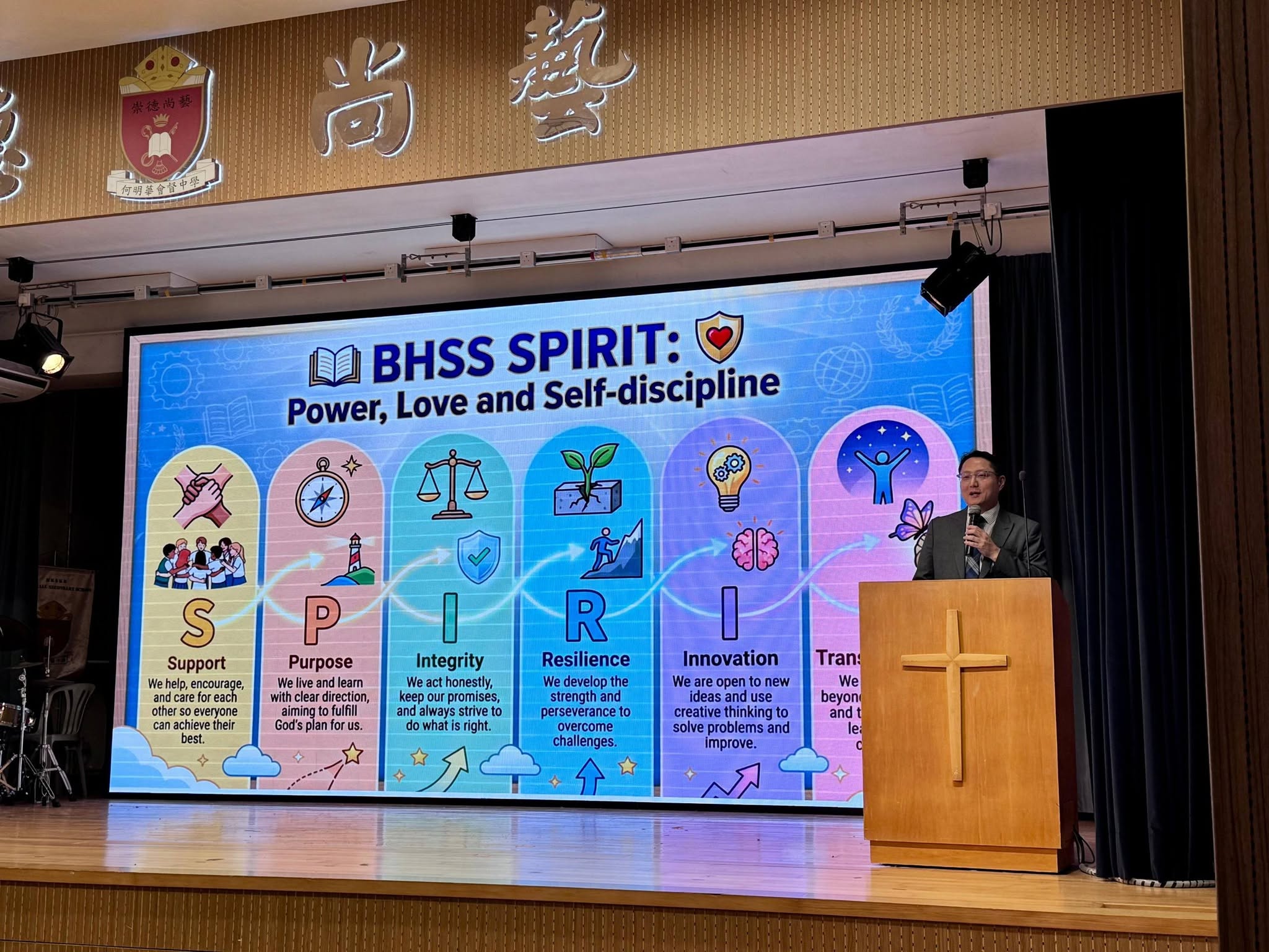 今日開學禮，敬拜小組帶領全校師生透過以敬拜上帝展開新學年。