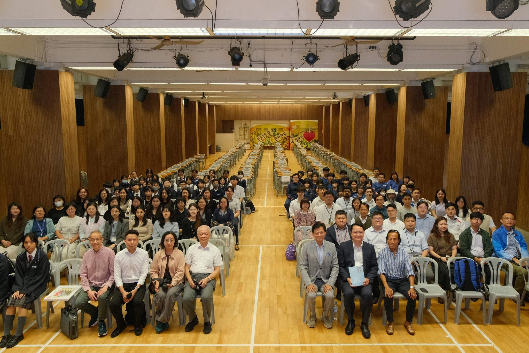 本校誠摯歡迎國際著名男高音莫華倫博士蒞臨校園，為師生主持一場別開生面的國民教育講座 - 圖片 1