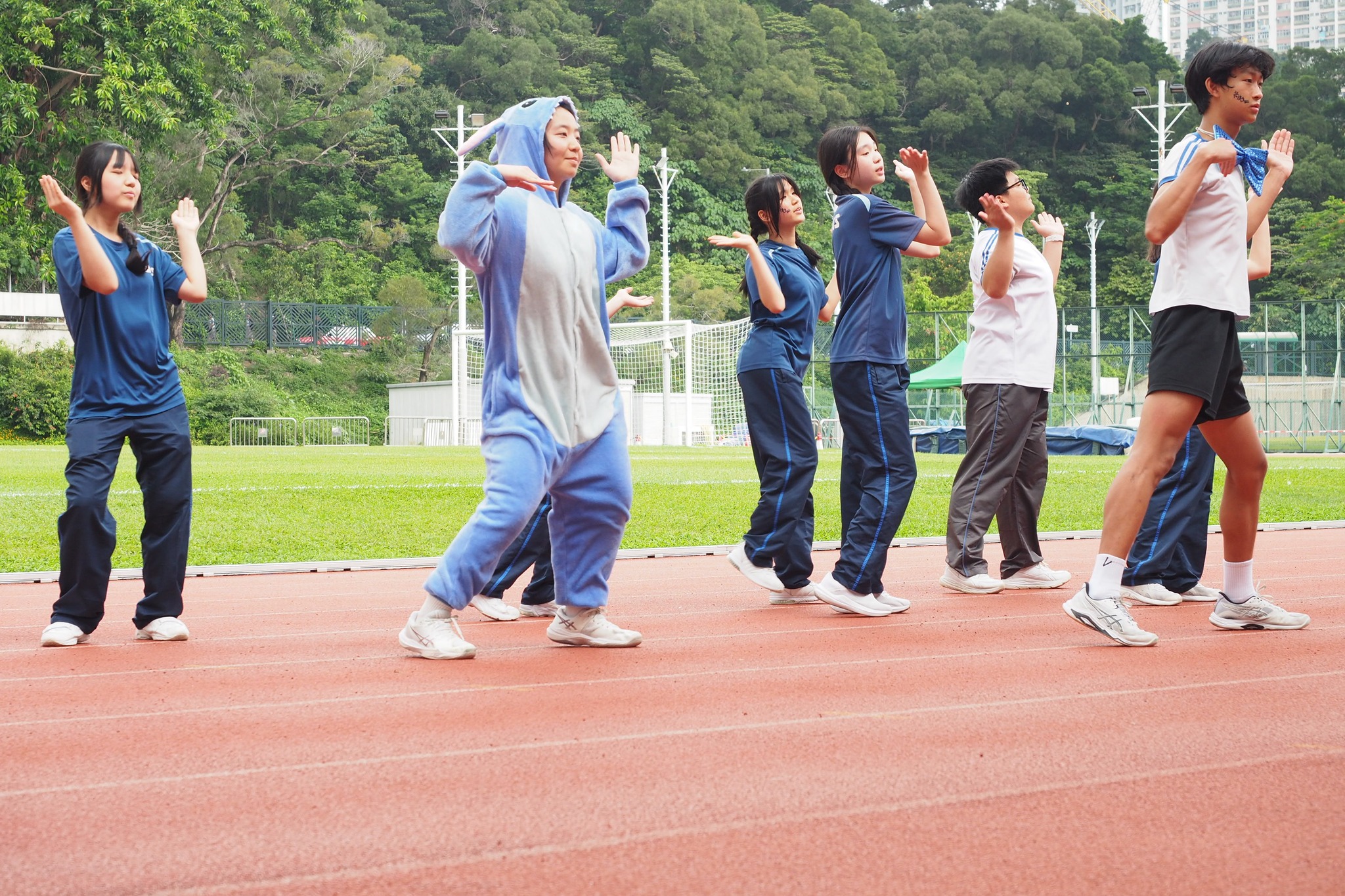 本年度陸運會於5月初舉行，縱然活動期間遇上雨天，導致少部分賽事未能完成，但無損全場熱鬧歡樂的氣氛。 - 圖片 1