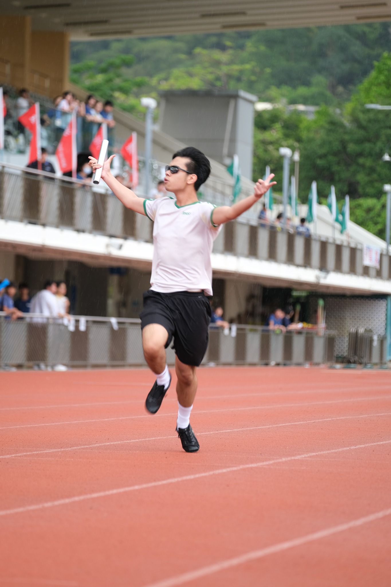 本年度陸運會於5月初舉行，縱然活動期間遇上雨天，導致少部分賽事未能完成，但無損全場熱鬧歡樂的氣氛。 - 圖片 10