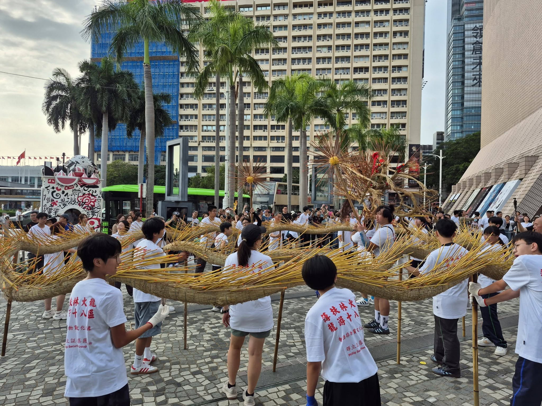 本校師生早前獲薄扶林村火龍會邀請參與「香港非遺月2026嘉年華 : 中秋舞火龍龍游十八區」 - 圖片 1