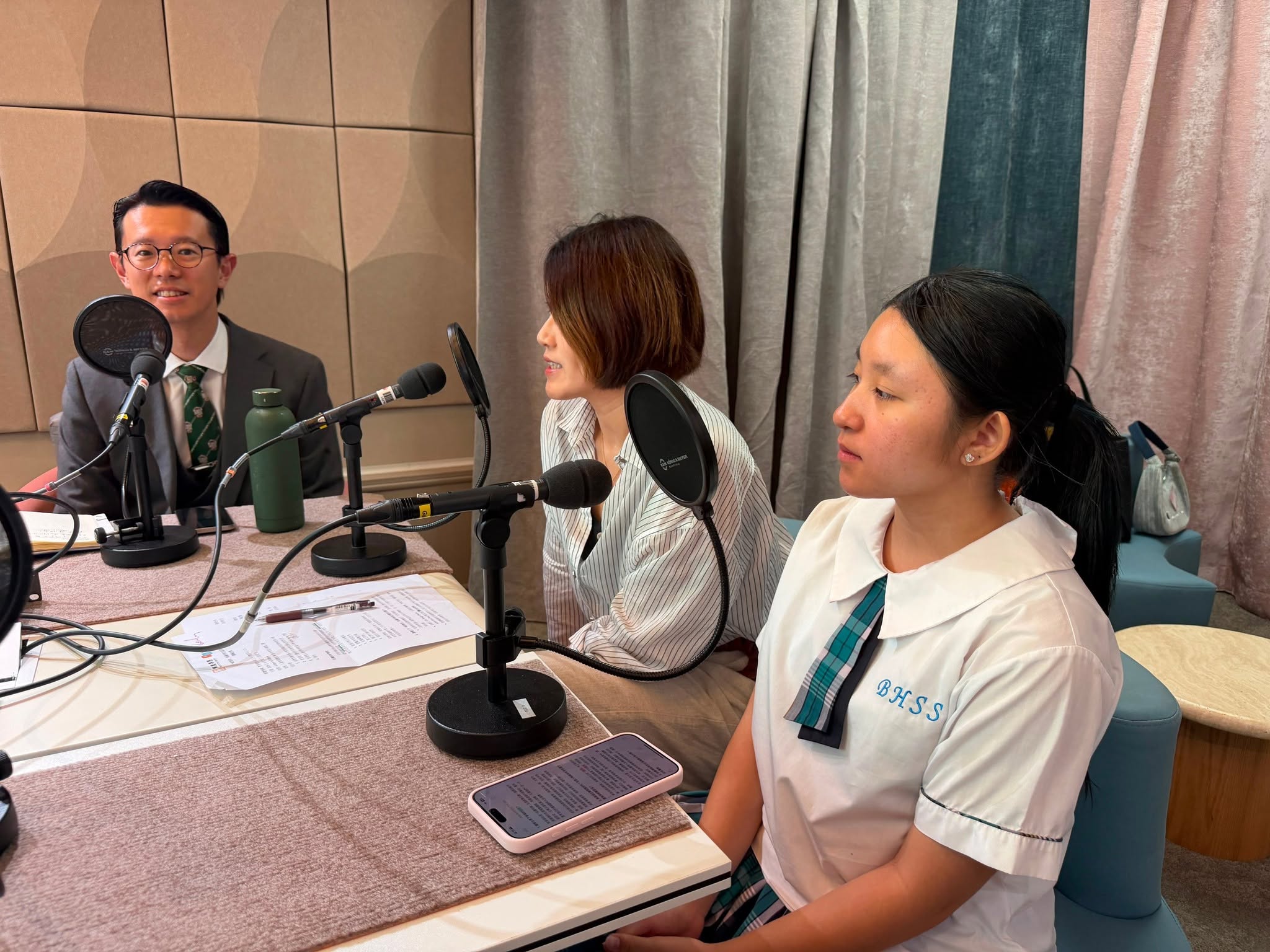 本校獲香港電台文教組邀請，參與《教學有心人》節目錄製，分享學校過去一年與南豐集團及香港小童群益會攜手推動的「約埋你」命運列車生涯規劃探索計劃。 - 圖片 1