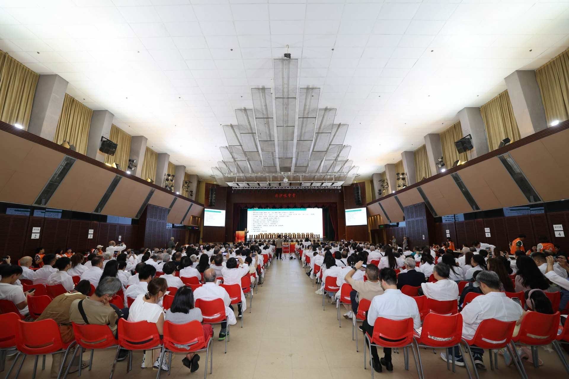 為慶祝中國共產黨成立105週年及香港回歸29週年，本校刁卓及曾靖軒同學參與由香港廣西社團總會及九龍中醫師公會合辦的「杏林暖香江 ‧ 千名中醫義診創世界紀錄」榮譽頒授典禮 - 圖片 1