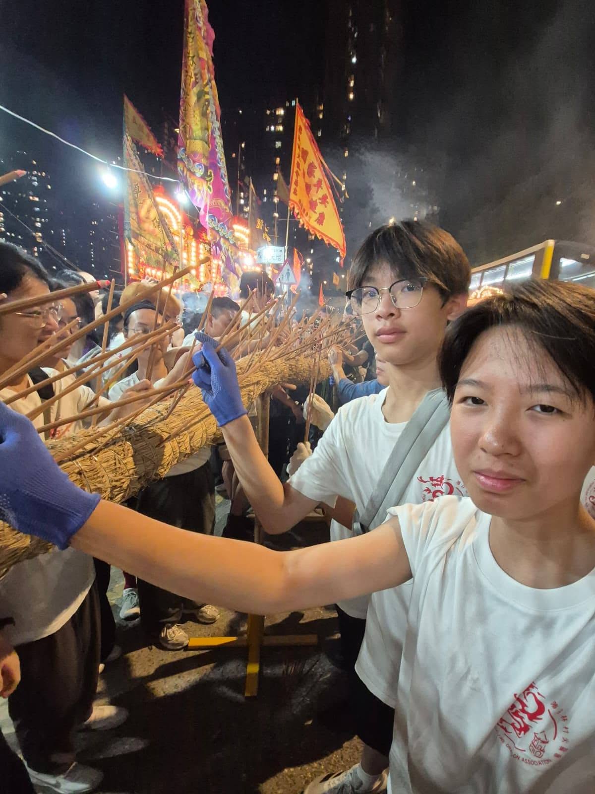 中秋佳節，本校四位中三同學參與非物質文化遺產之一的中秋舞火龍 - 圖片 2